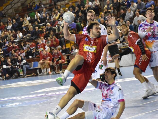 Montoya, en acción de lanzamiento sobre la portería marista