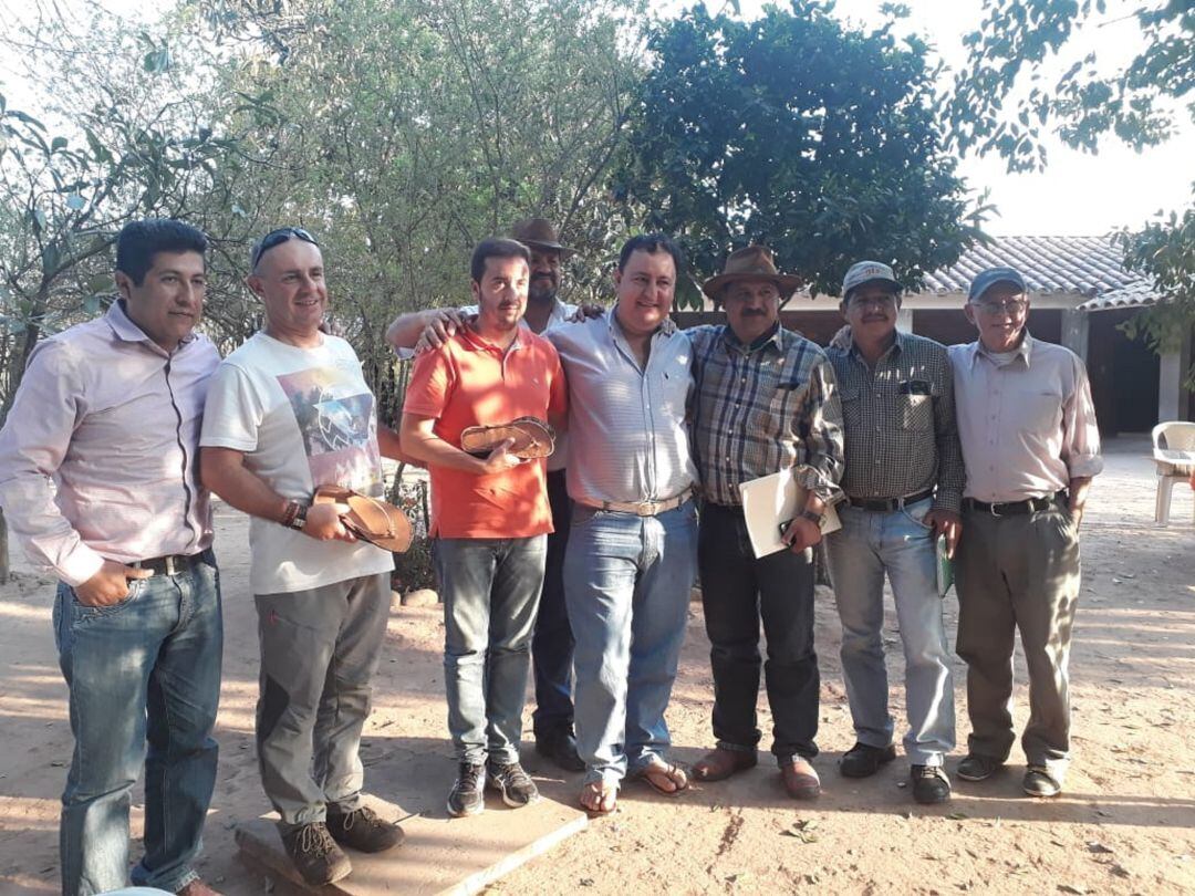 Los miembros de ADIMAN posan junto a campesinos bolivianos durante su visita al país andino. 