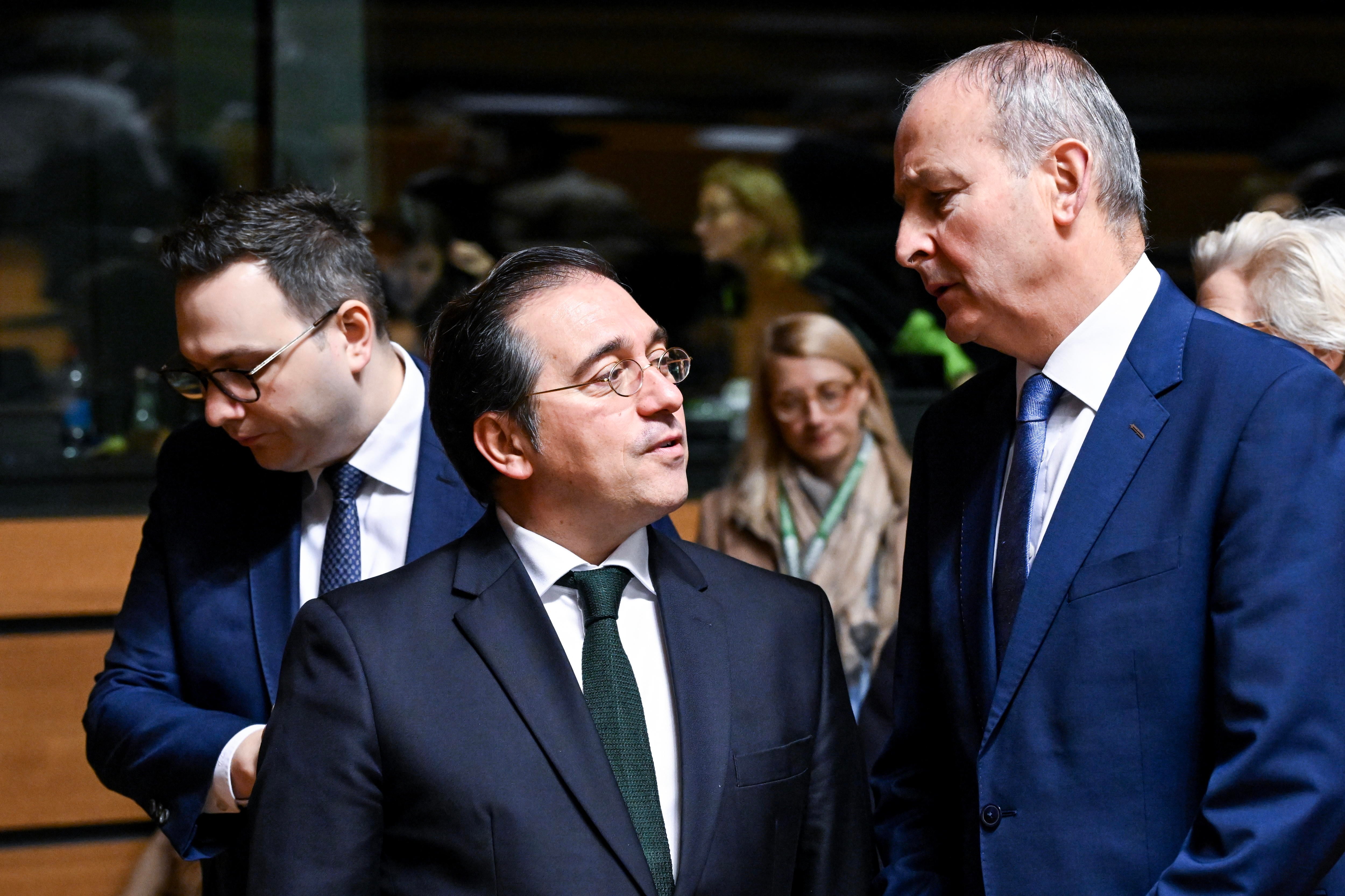 Luxembourg (Luxembourg), 14/10/2024.- Spanish Foreign Minister Jose Manuel Albares (C) talks to Irish Foreign Minister Michael Martin (R) at the start of the European Foreign Affairs Council in Luxembourg City, Luxembourg, 14 October 2024. The October Foreign Affairs Council is chaired by the EU foreign policy chief, Josep Borrell. (Luxemburgo, Luxemburgo) EFE/EPA/EUROPEAN COUNCIL HANDOUT HANDOUT EDITORIAL USE ONLY/NO SALESHANDOUT EDITORIAL USE ONLY/NO SALES
