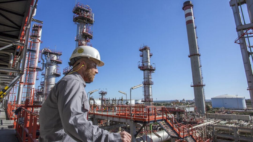 Trabajador en el polígono industrial de la Bahía de Algeciras