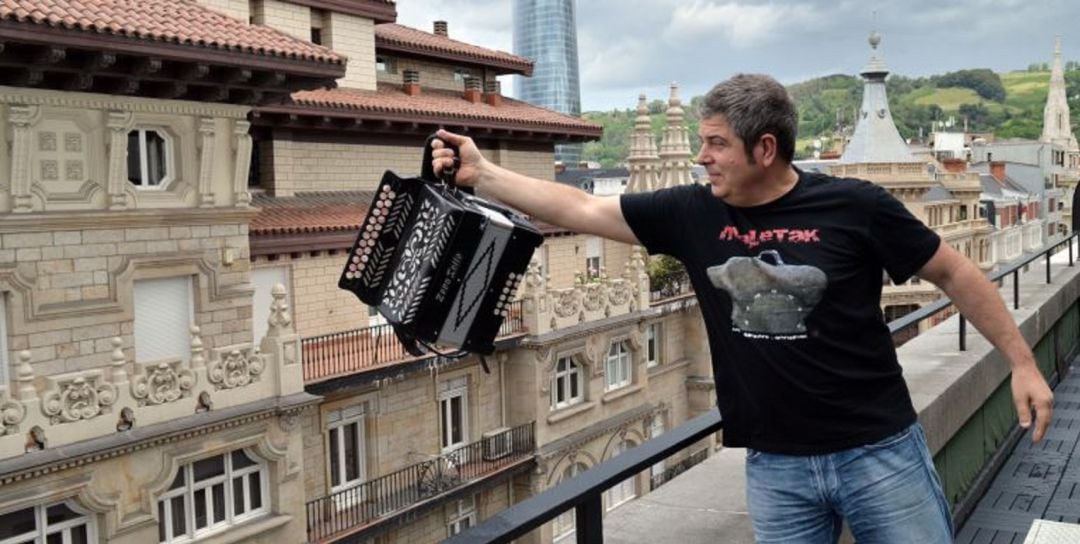 Kepa Junkera en la terraza de Radio Bilbao en la presentación de su disco &#039;Maletak&#039; en 2016 