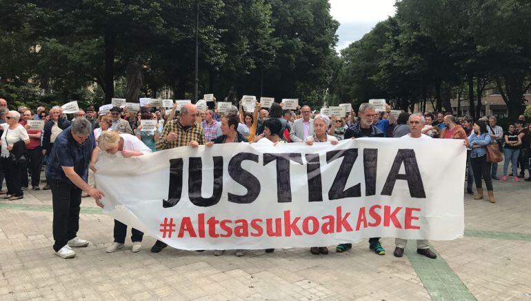 Concentración convocada por el colectivo Altsasu Gurasoak, en la que se ha presentado asimismo el recorrido de la manifestación que tendrá lugar el próximo 16 de junio en Pamplona bajo el lema &quot;Hau ez da justicia-Esto no es justicia&quot; 	
 