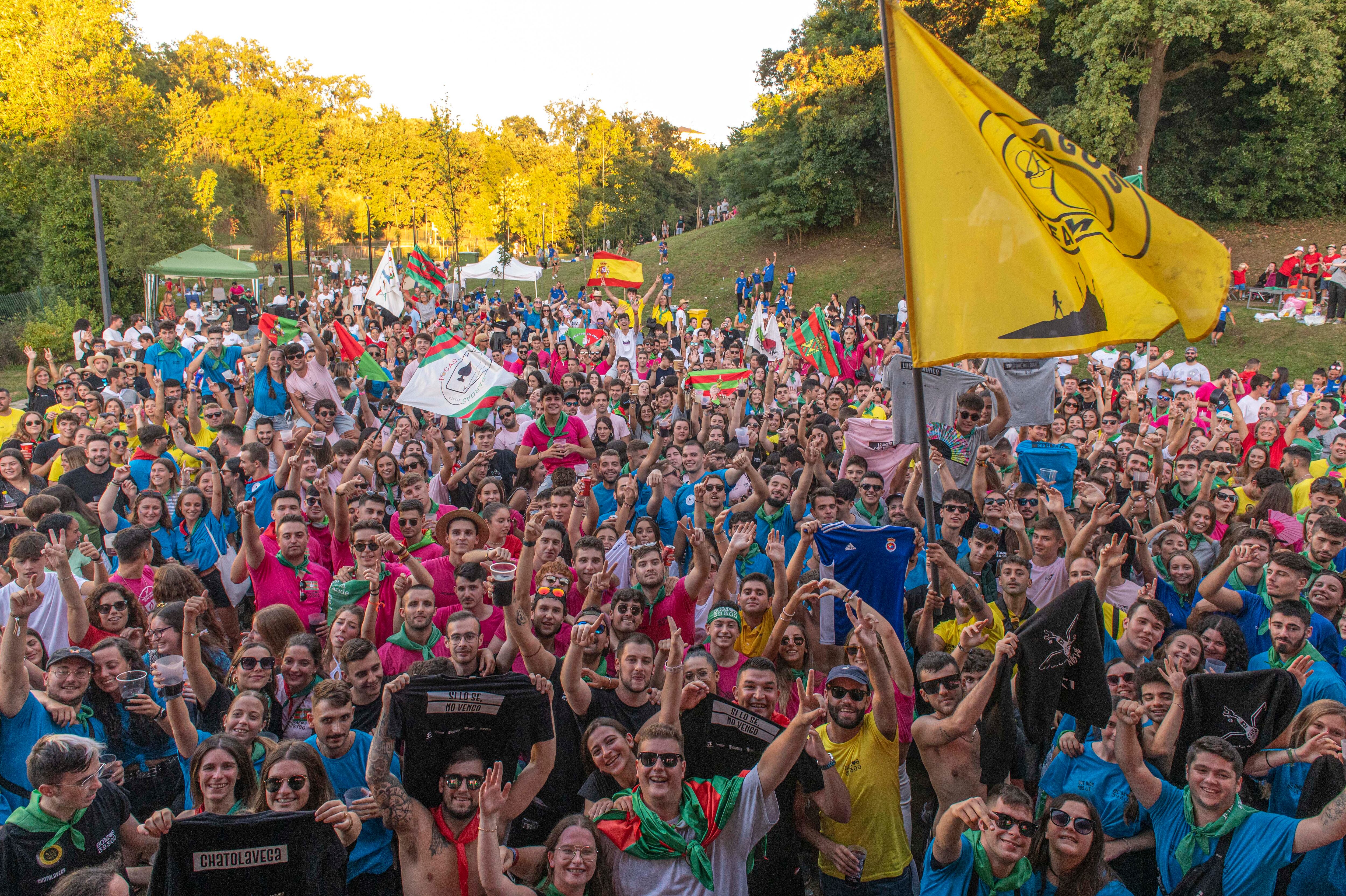 Las peñas de Torrelavega congregadas en la celebración de la Fiesta de la Virgen Grande 2022