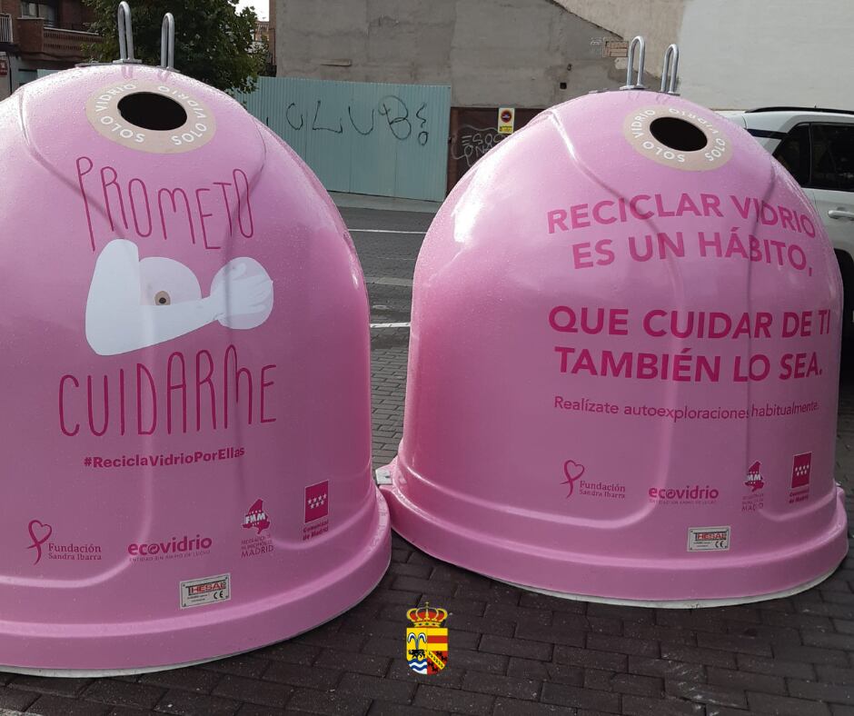 En los tres municipios, se ha colocado iglús rosas, como parte de la campaña Ecovidrio, para dar visibilidad a esta enfermedad y transformar los envases que allí se depositen en donaciones a la Fundación Sandra Ibarra