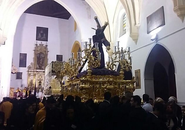 Pasos de la hermandad de La Estrella en la iglesia de San Cristóbal de Granada tras suspenderse la estación de penitencia por la lluvia