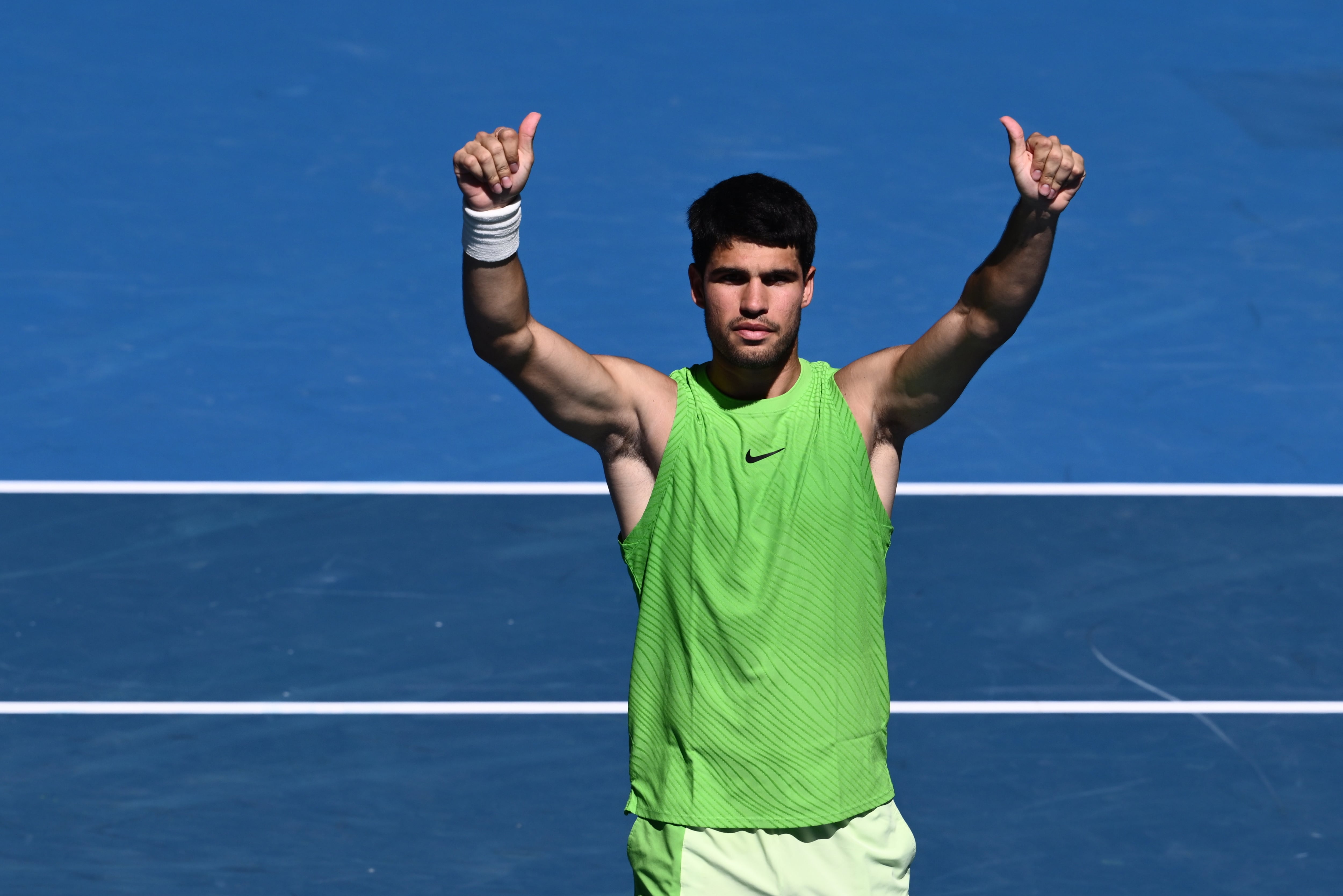 El número uno del mundo, el español Carlos Alcaraz, ha impuesto su autoridad ante el francés Corentin Moutet en el Open de Australia de tenis.