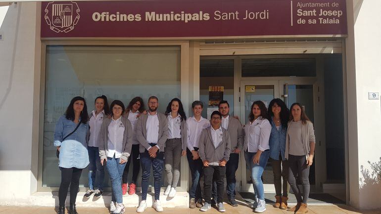 Los jóvenes posando frente a las oficinas municipales de Sant Jordi