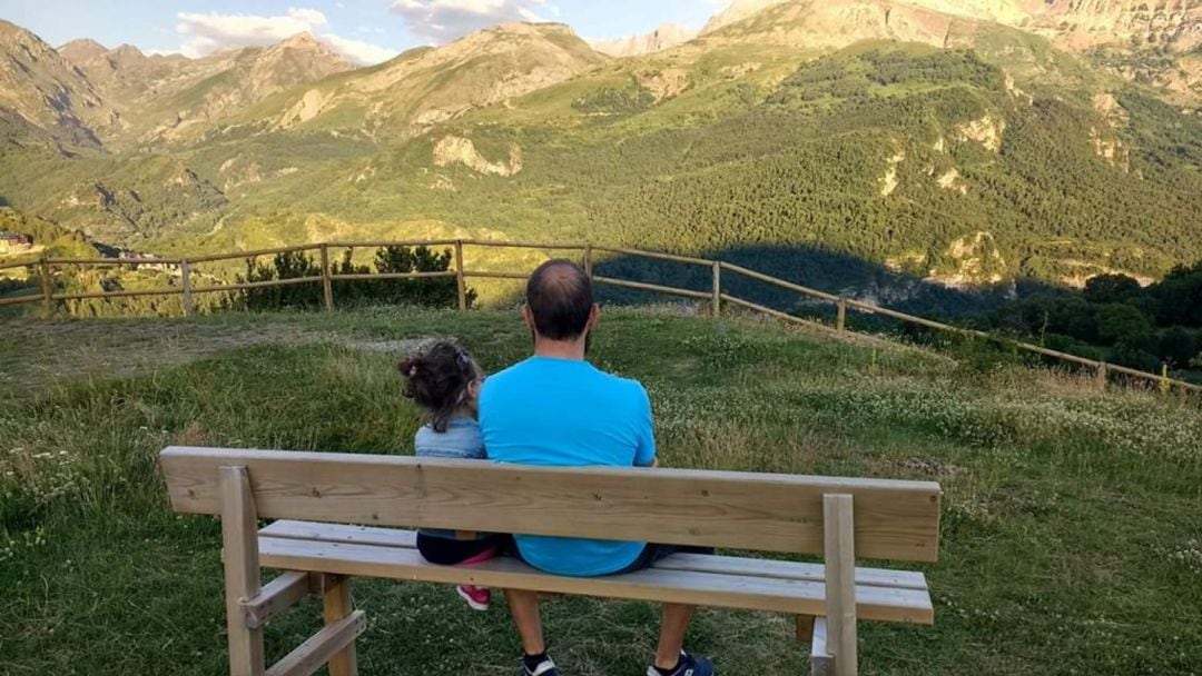 La pequeña junto a su padre