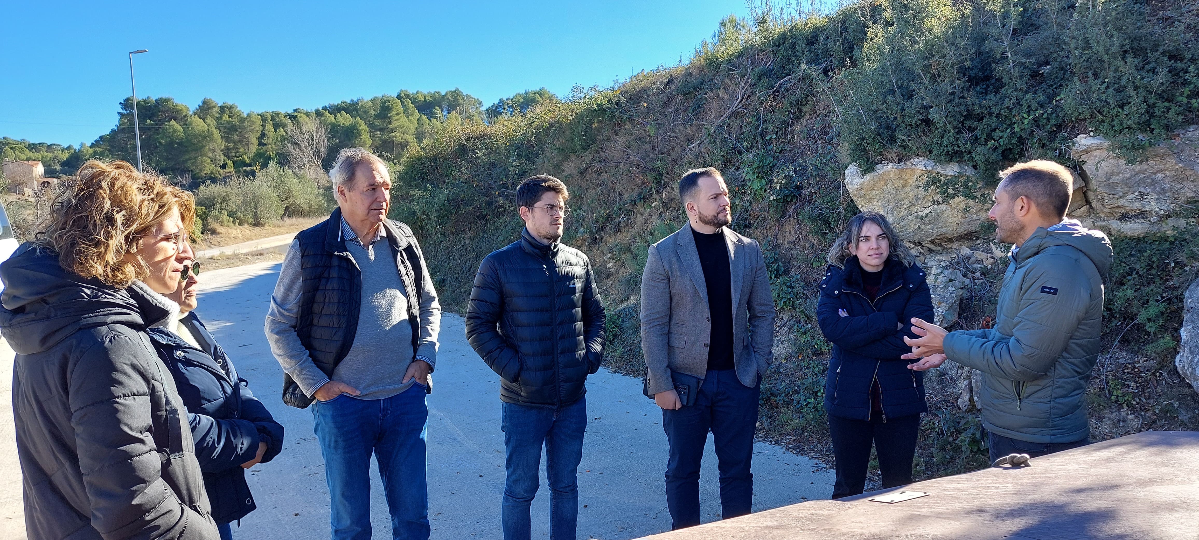 El alcalde de Banyeres informando del sistema puerta a puerta a los ediles de Compromís y a los miembros de la CAL