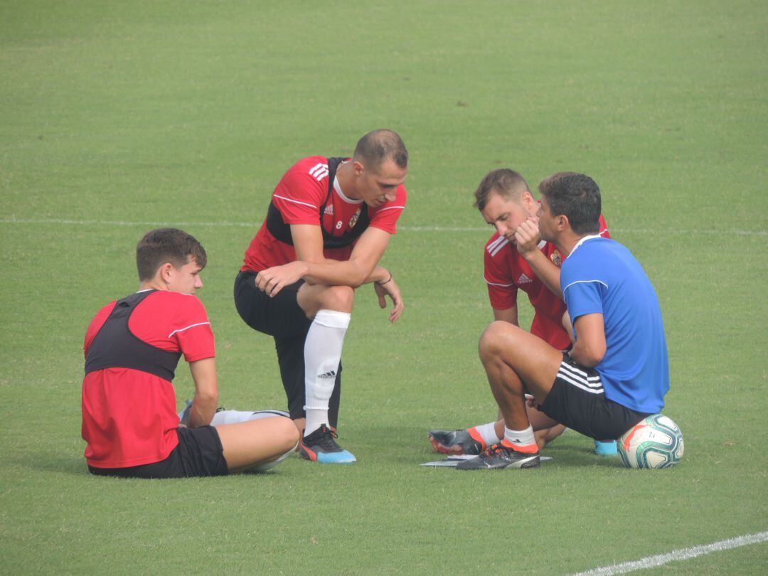El míster con Petrovic, Coric y Vada. 