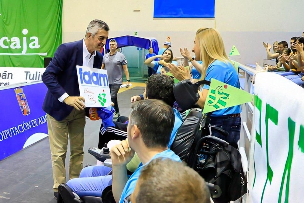 Antonio Rodríguez siempre atento a la labor social.