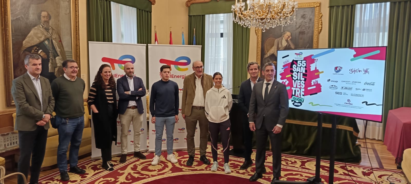 Presentación de la 55 Total Energies San Silvestre de Gijón, con organizadores, patrocinadores y los ganadores de la pasada edición.