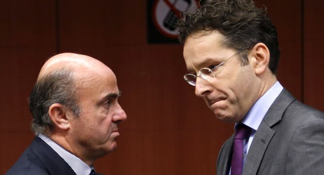 El ministro español de Economía, Luis de Guindos, junto a su homólogo alemán, Jeroen Dijsselbloem, durante la reunión el Ecofin