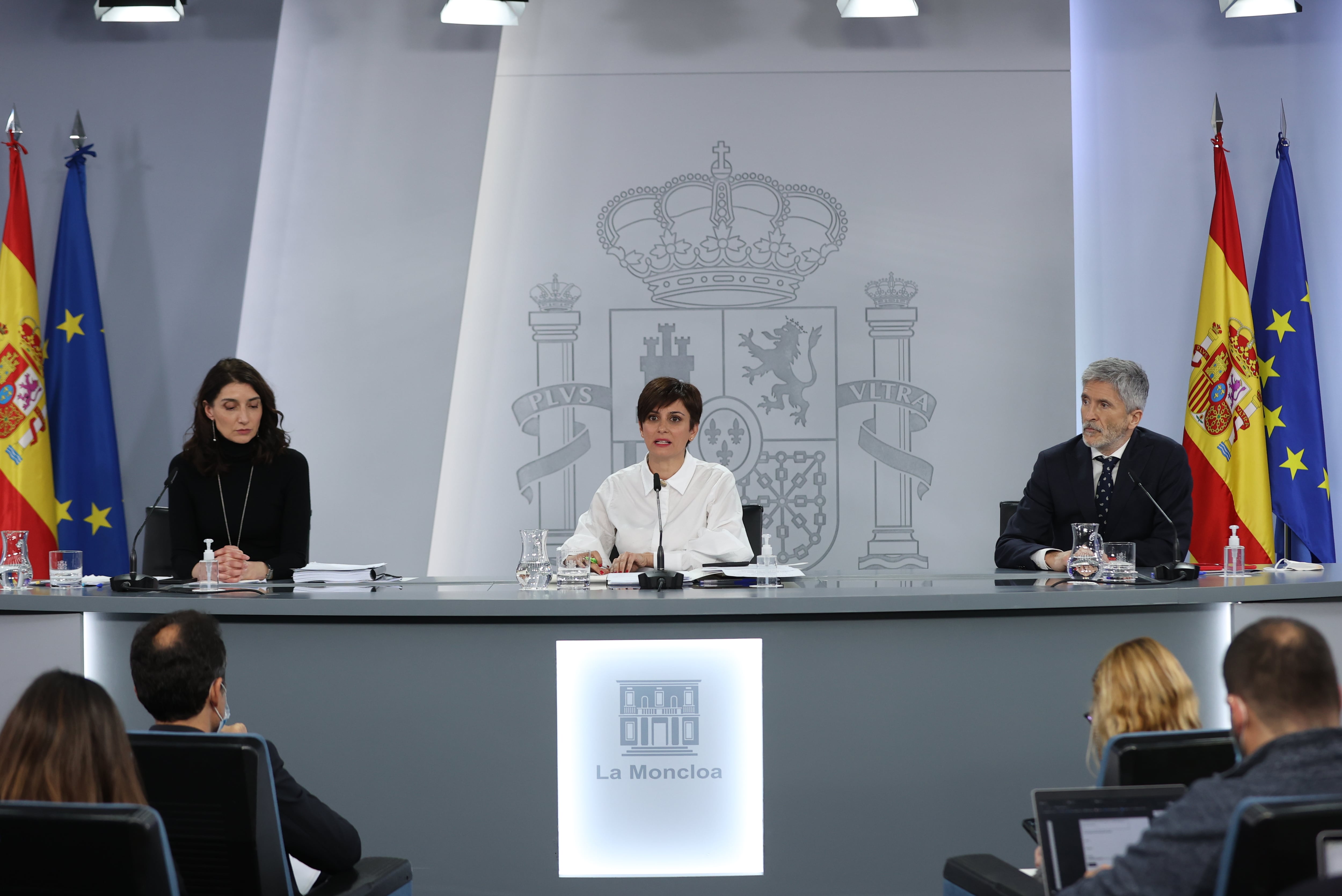 La ministra de Política Territorial y portavoz del Gobierno, Isabel Rodríguez (c), junto a la ministra de Justicia, Pilar Llop (i), y el ministro de Interior, Fernando Grande-Marlaska, durante la rueda de prensa posterior a la reunión del Consejo de Ministros celebrada este martes en Moncloa.