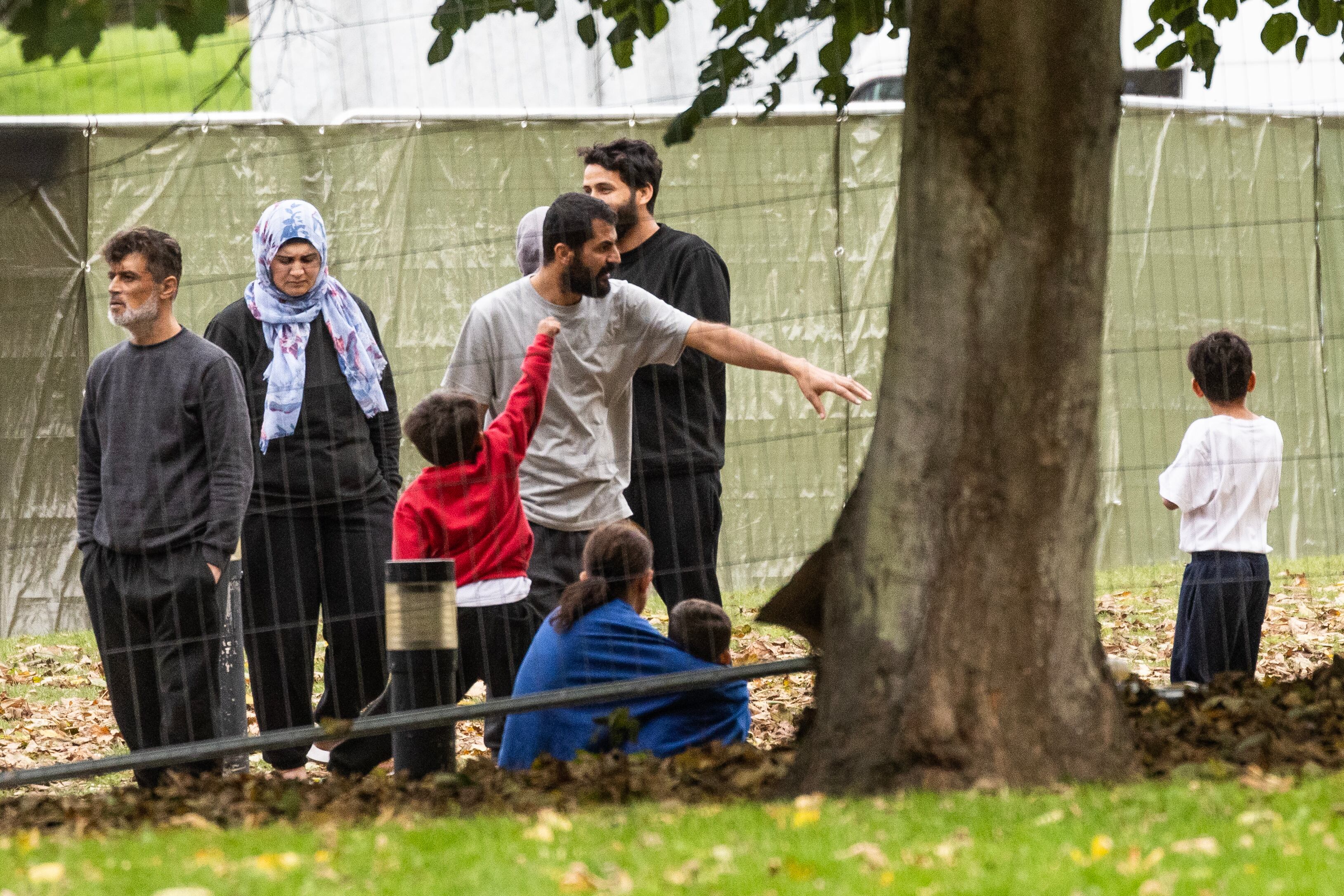 Refugiados reubicados en un centro de acogida en Manston Airfield, días después del ataque contra el centro de Dover