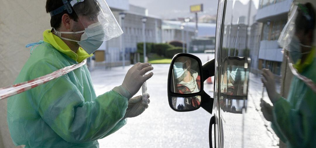 Un enfermero entrega a un ciudadano un test de coronavirus.