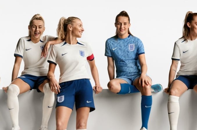 La nueva equipación de la selección femenina de Inglaterra, con pantalón azul