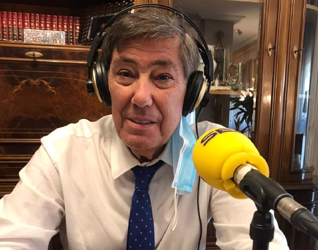 El vicepresidente de Aragón y consejero de Industria, Arturo Aliaga, durante la entrevista en La Rebotica de Radio Zaragoza