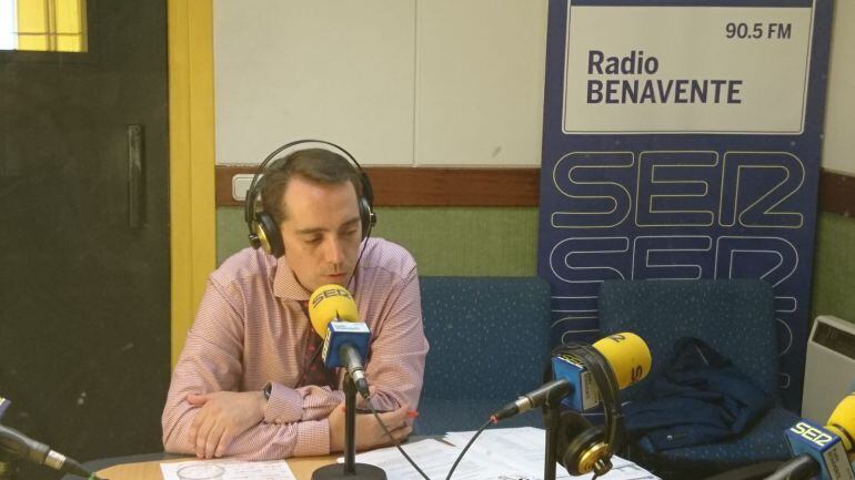 Luciano Huerga en los estudios de Radio Benavente-SER