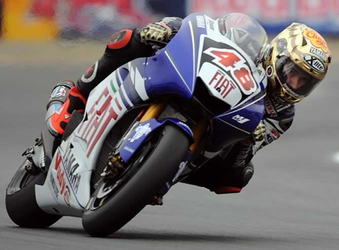 Jorge Lorenzo rueda sobre su Yamaha