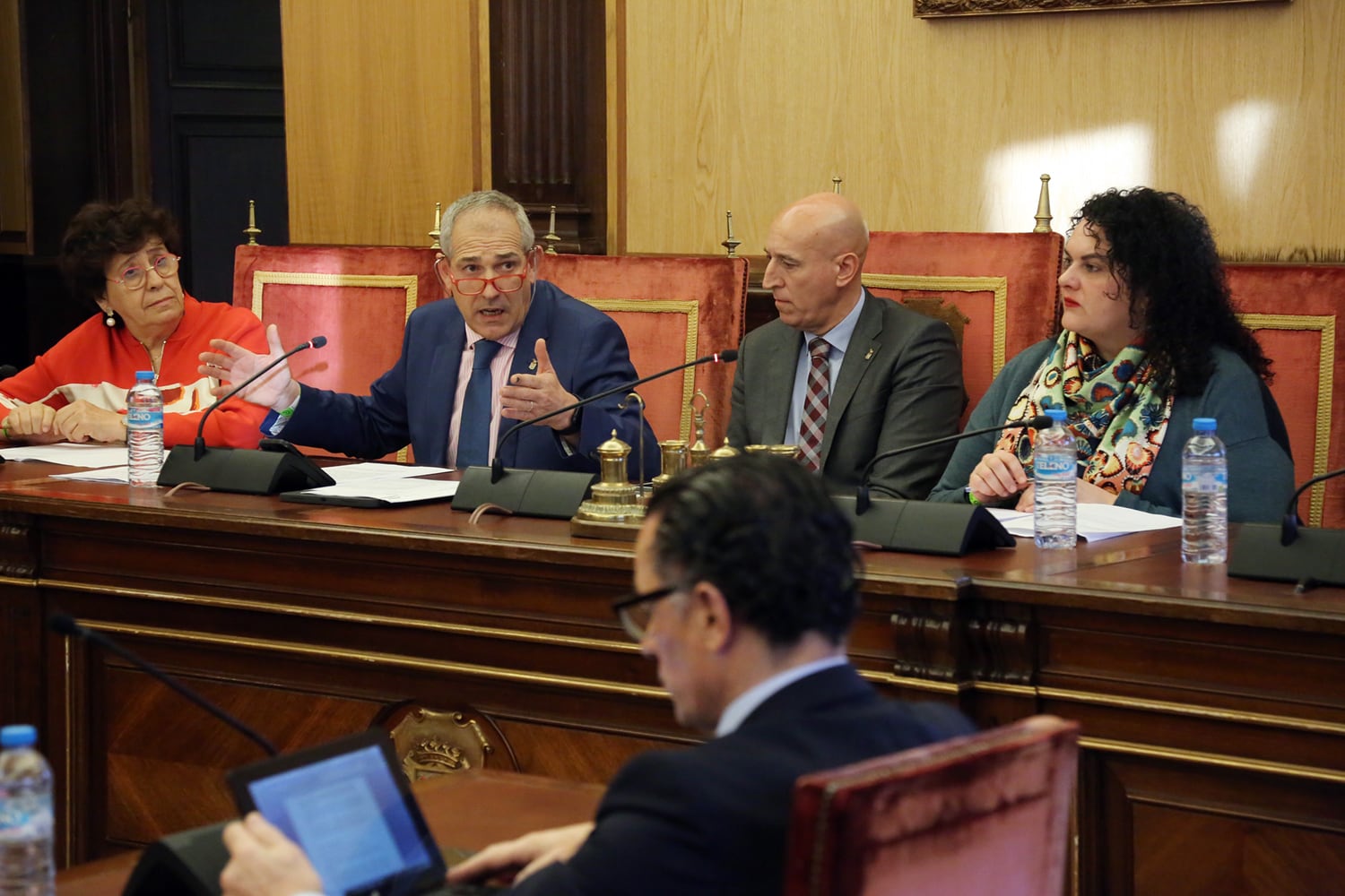 El portavoz del equipo de Gobierno, Vicente Canuria, durante su intervención en el pleno municipal de León