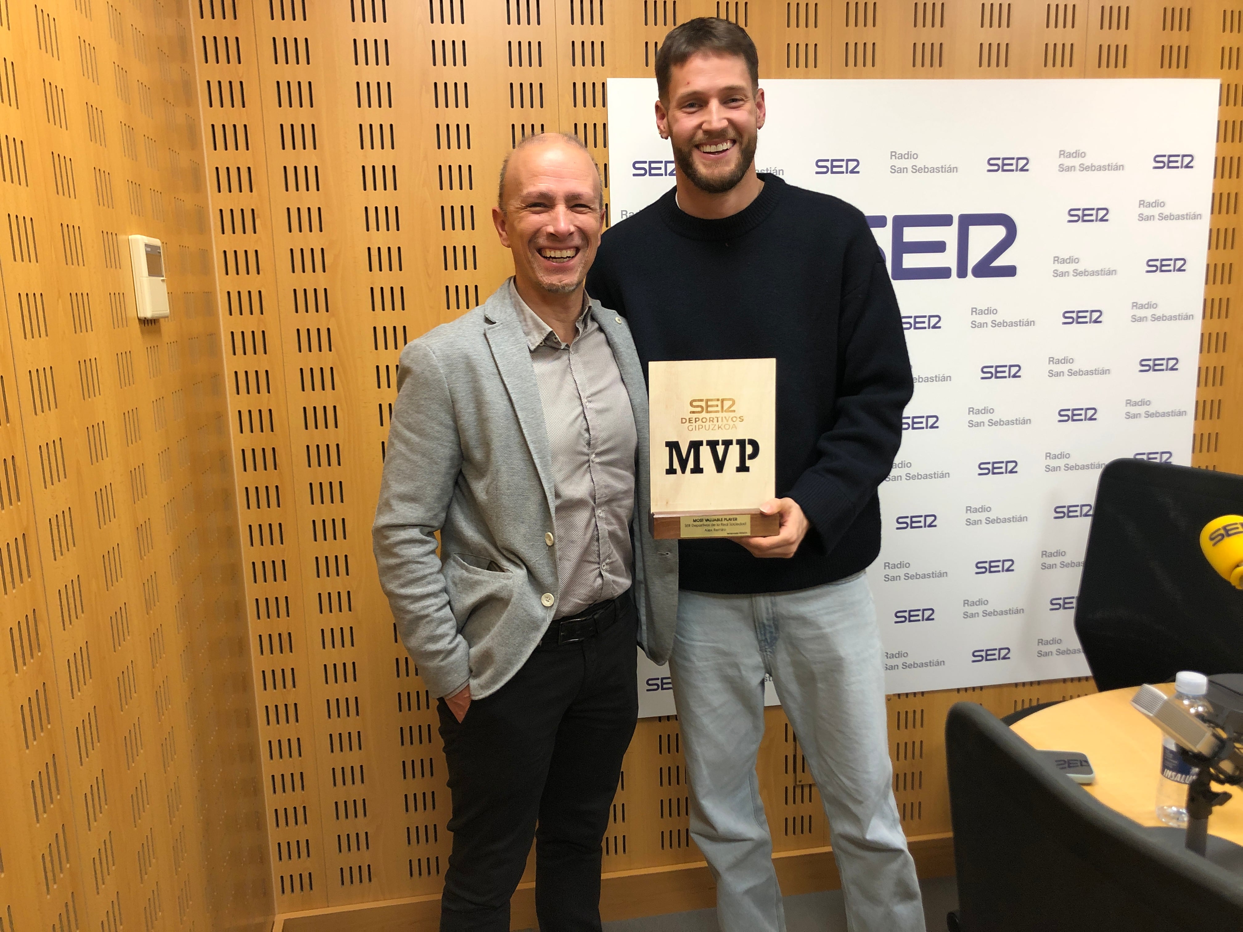 Oscar Tellez entrega el premio de Radio San Sebastián a Alex Remiro.