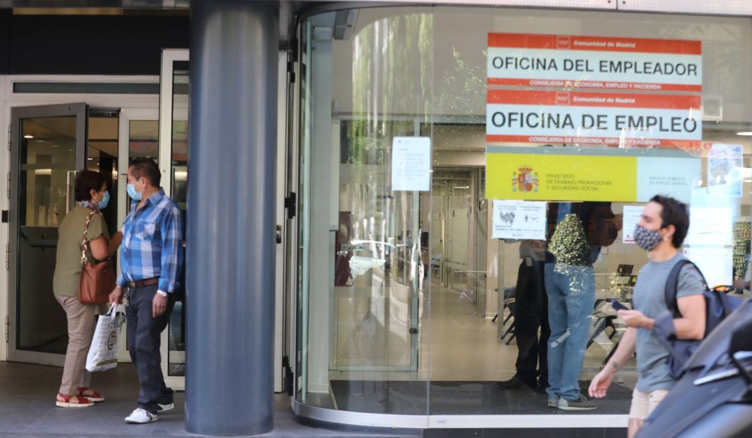 Personas en la puerta de una oficina de empleo