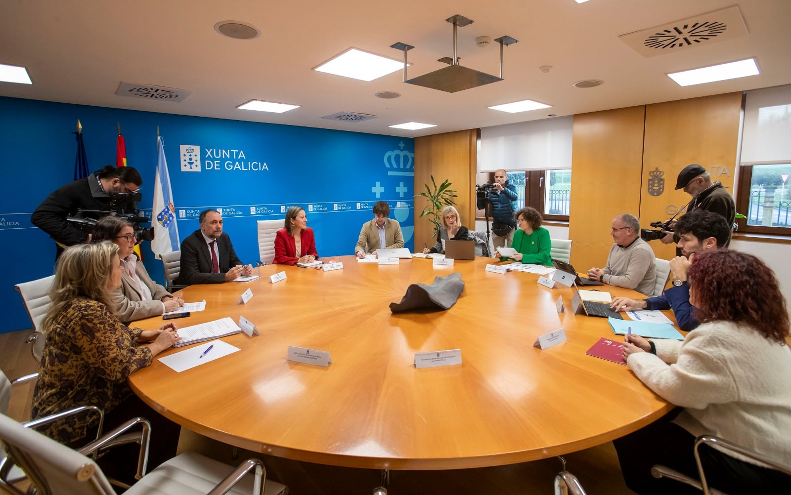 Julio García Comesaña y Ethel Vázquez, acompañados de miembros de sus gabinetes, en la reunión con Goretti Sanmartín y equipo de gobierno de Santiago