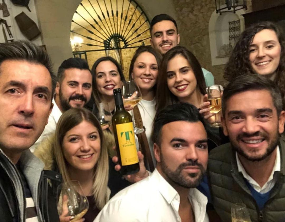 Jóvenes consumiendo Terralba, de Vinos Albarizas