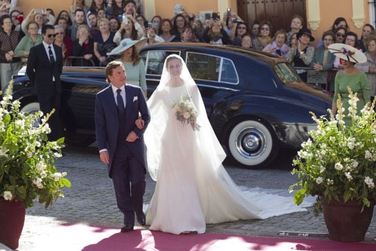 Eva Gonzalez se dirige al altar.