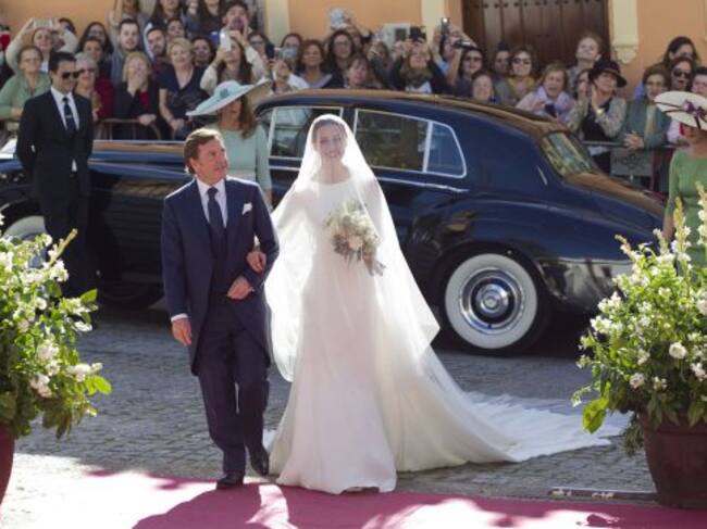 Eva Gonzalez se dirige al altar.