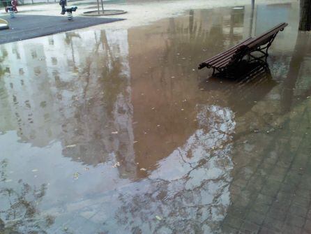 La plaza Emili Beüt i Belenguer en el barrio de Benimaclet, inundada por la lluvia