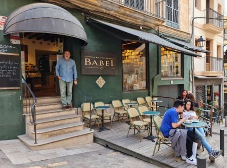 José Luis Martínez en su librería La Biblioteca de Babel