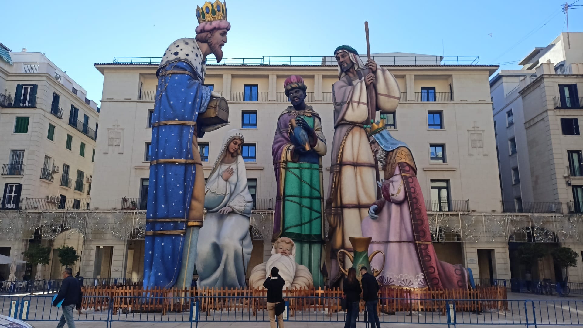 El belén gigante ya luce en la plaza del Ayuntamiento de Alicante este 2025