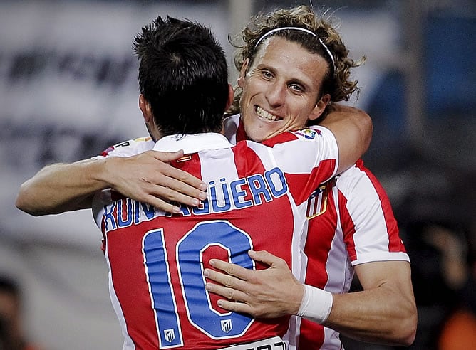 Forlán y Agüero celebran un gol atlético ante Osasuna