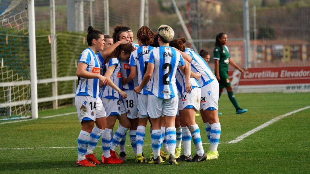 Las jugadoras de la Real celebran un gol en Zubieta esta temporada