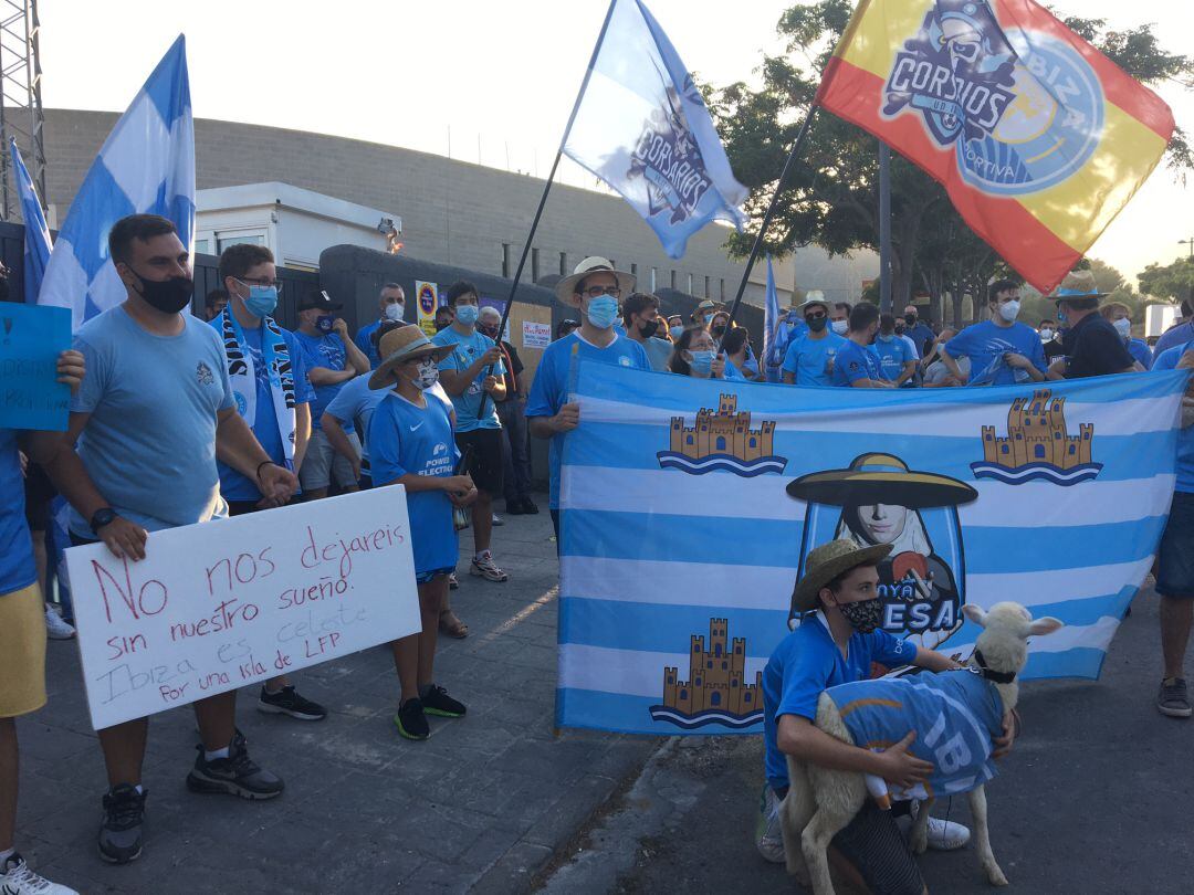 Alrededor de 70 personas se han concentrado junto al Estadio Can Misses