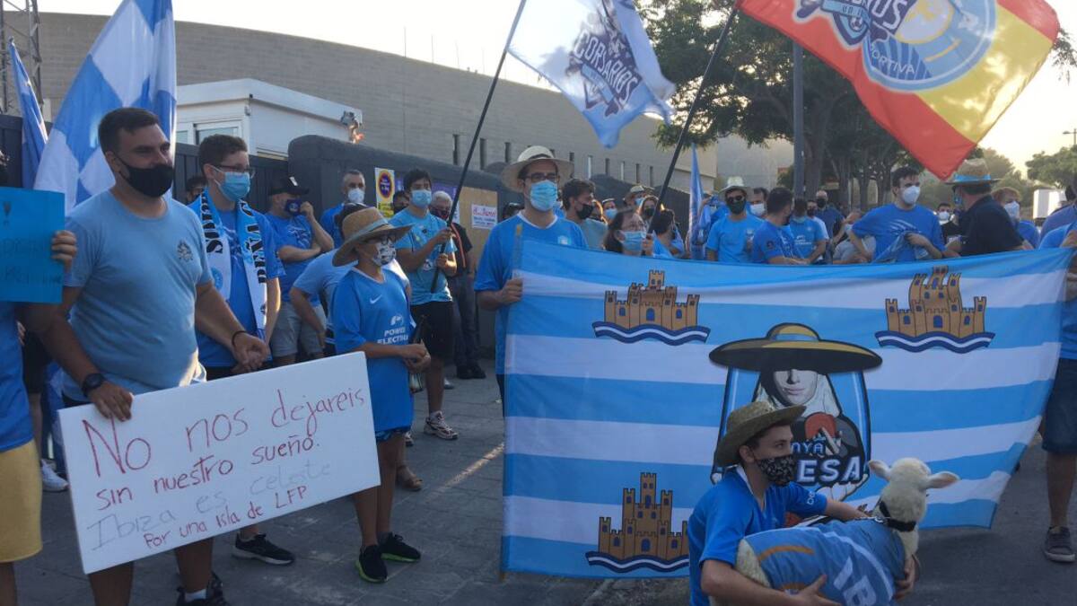 Unos 70 aficionados se concentran en Can Misses en apoyo al convenio firmado por el Ayuntamiento y la UD Ibiza