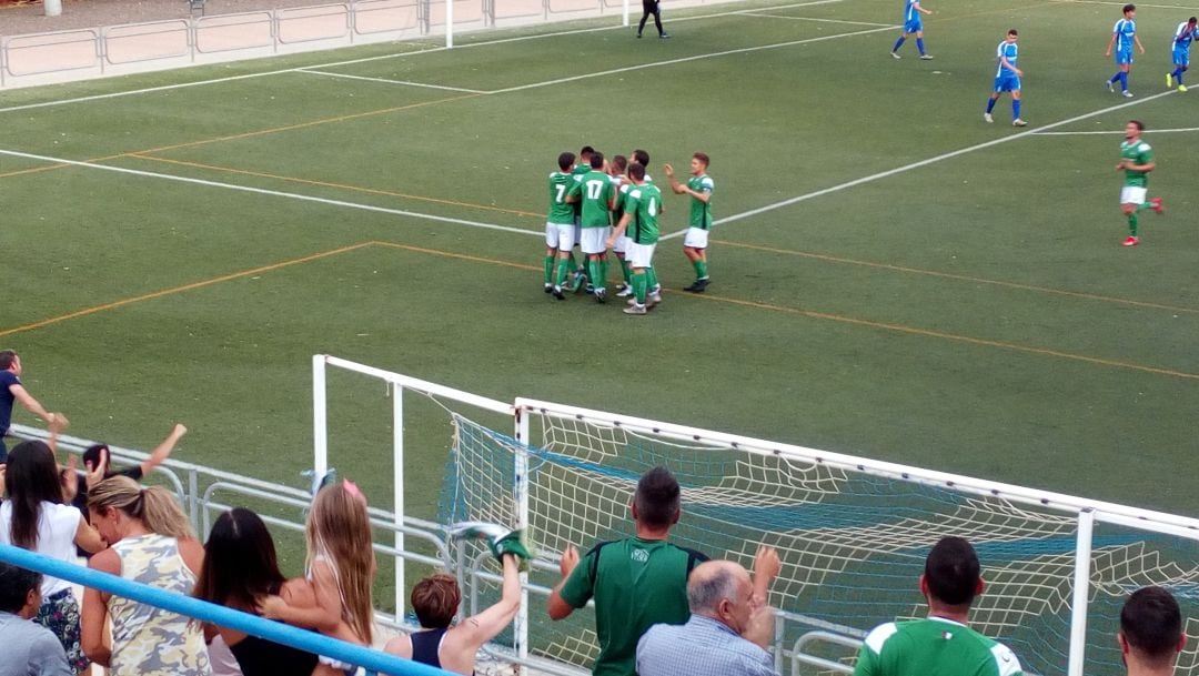 El Toledo festeja el 1-2 de Mario García 