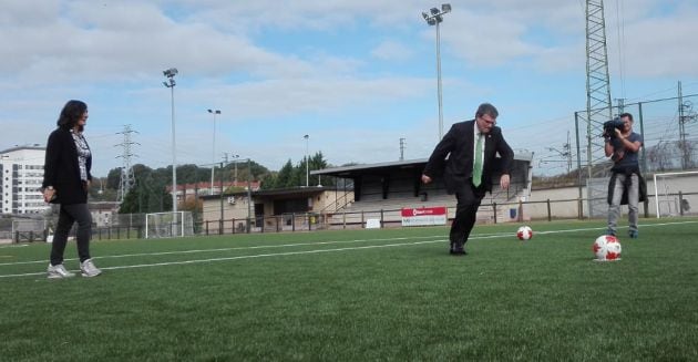 El alcalde se animó a lanzar varios penaltis en el nuevo campo de fútbol.