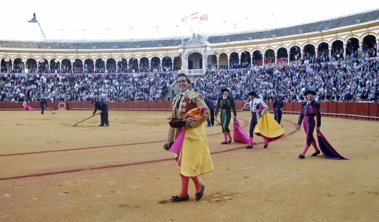 Eduardo Dávila Miura dando la vuelta al ruedo tras triunfar el pasado Domingo de Feria en la Real Maestranza