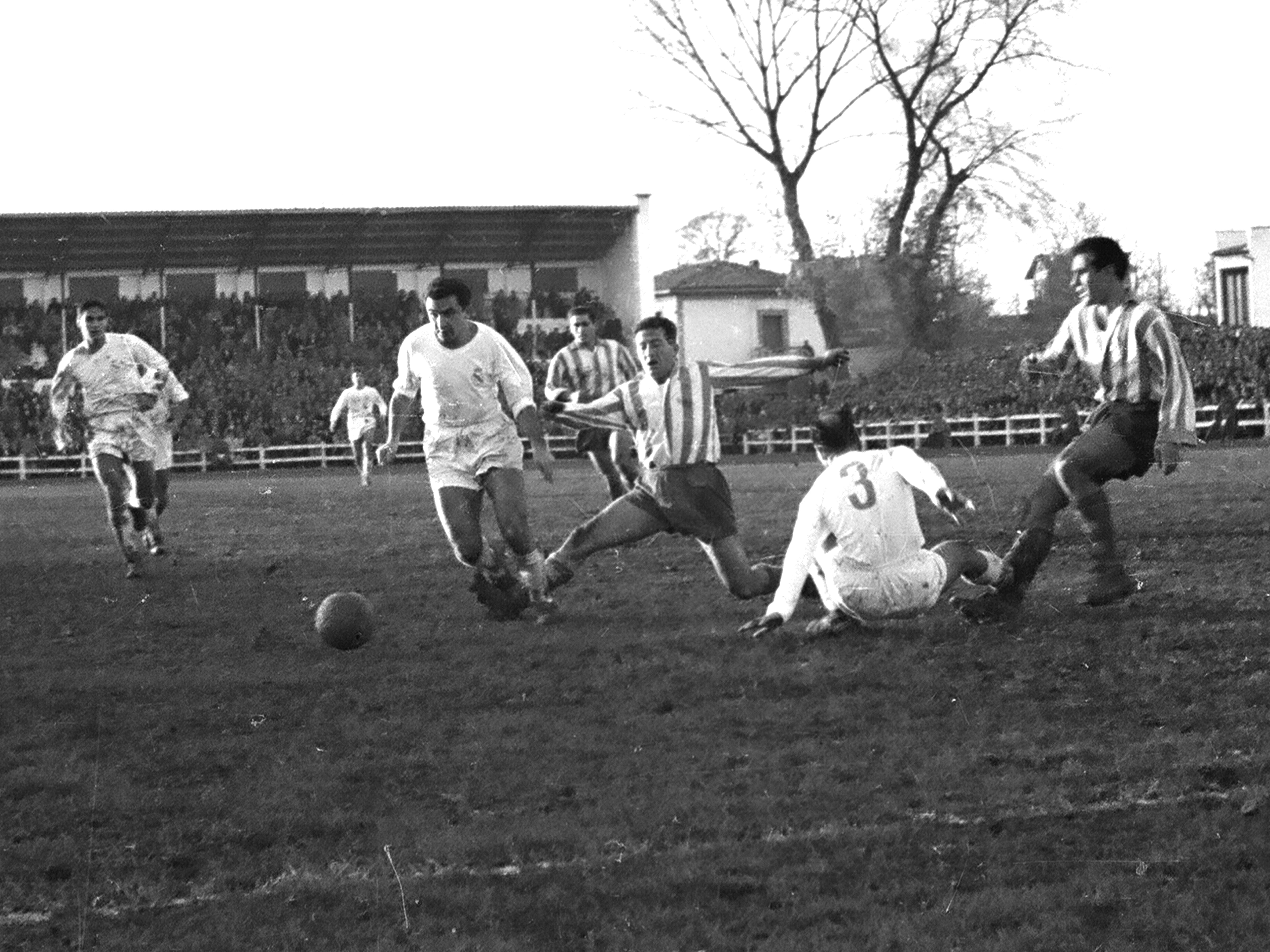 Urzelai intenta desbordar a Muñoz, después de zafarse de Navarro (en el suelo) y de Marquitos