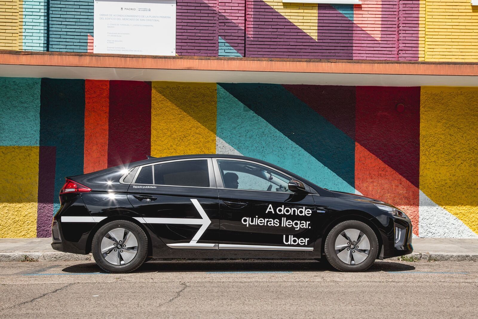 Los coches de Uber provocan más accidentes en la capital que los taxis, aunque hay menos en circulación.