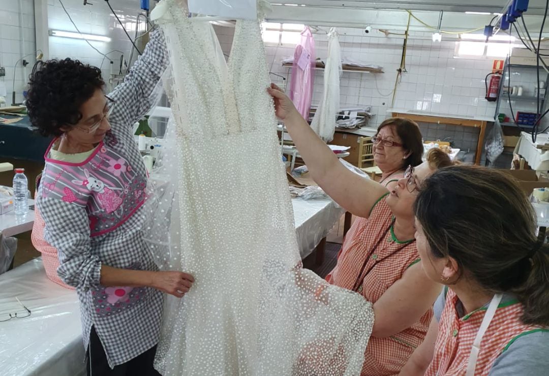 Vuelve la actividad de la confección de trajes de novia a AVITEX, situada en Viso del Marqués 