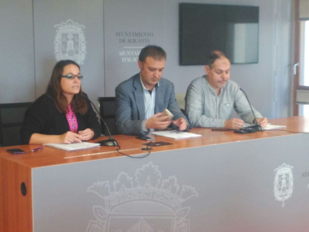 Natxo Bellido y María José Espuch en una rueda de prensa junto a Víctor Domínguez