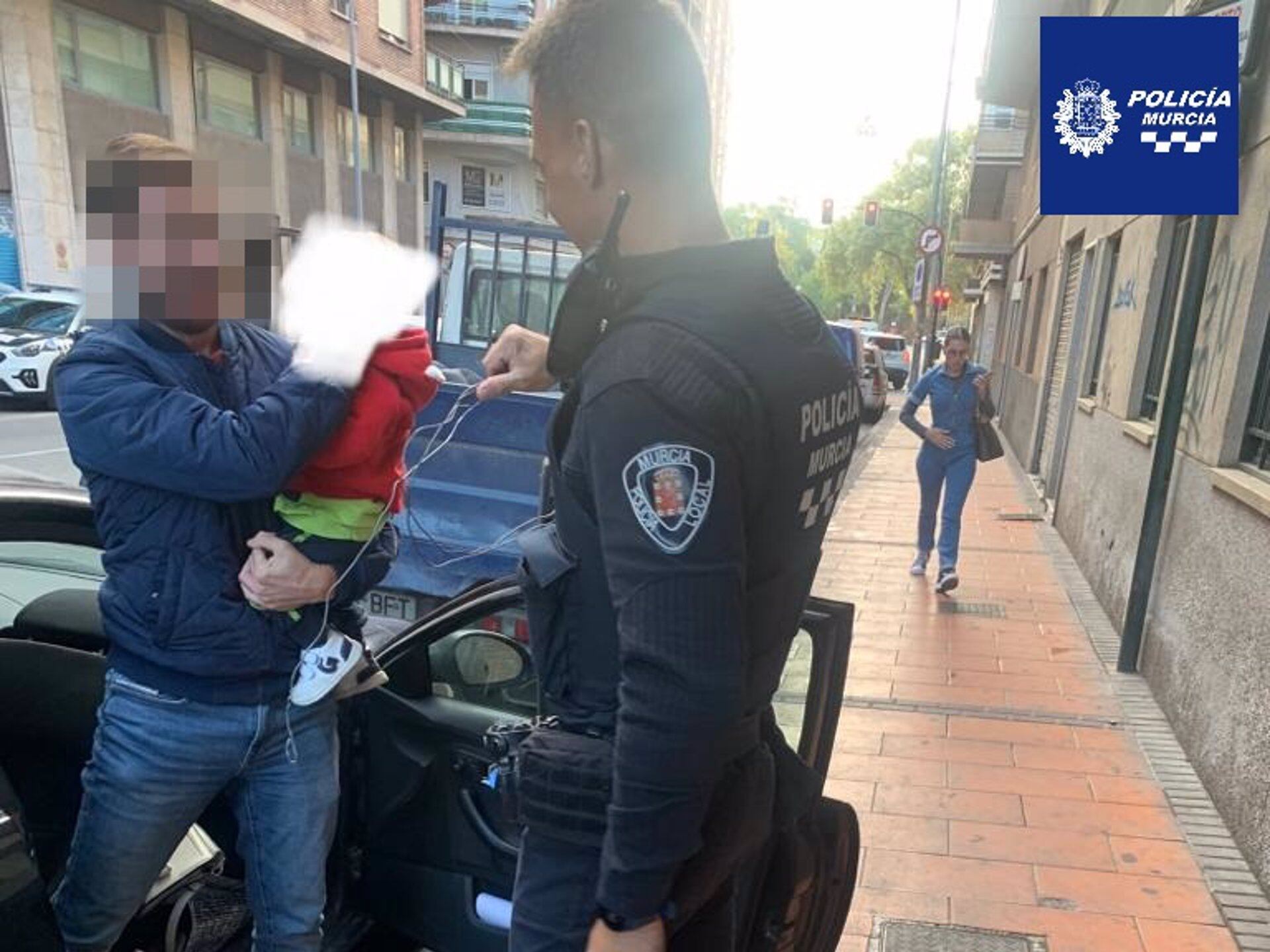 Un agente de la Policía Local de Murcia junto al padre y uno de los menores