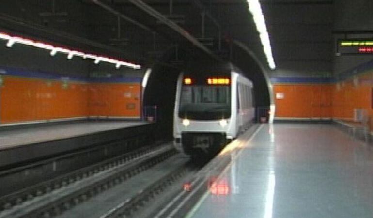 Un vagón de Metrosur procede a entrar en una estación