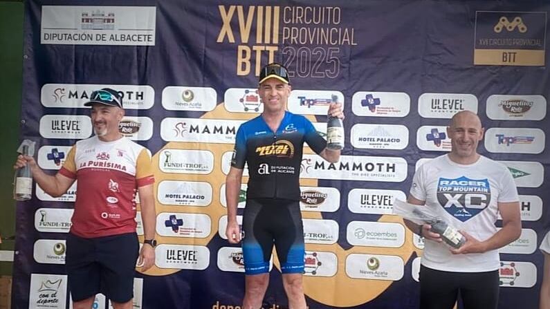 Noé Mollá en el podio de Higueruela