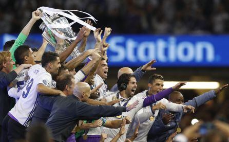 Los jugadores del Real Madrid celebran la Duodécima con la Orejona alzada