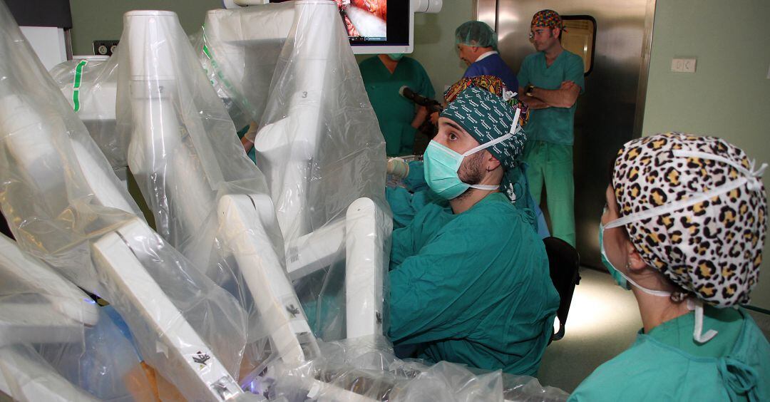 Imagen de archivo. Primeras intervenciones quirúrgicas realizadas con los robots 'Da Vinci' en el Hospital de León